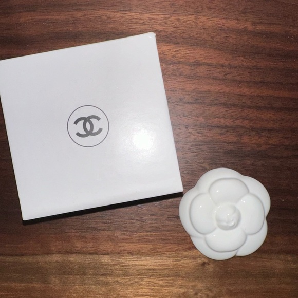 CHANEL - Camelia Porcelain Paper Weight - Picture 5 of 10